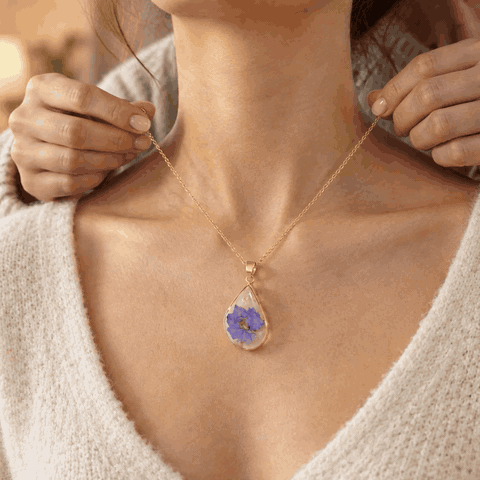 Doce collares de gota con flores prensadas de distintos colores