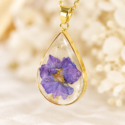 Detalle de la flor violeta prensada dentro de la resina del colgante